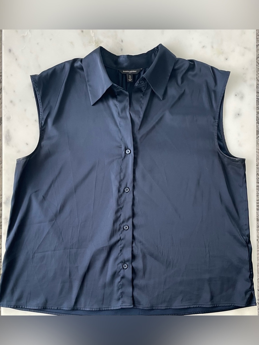Banana Republic Sleeveless Button-Down Blouse in Navy